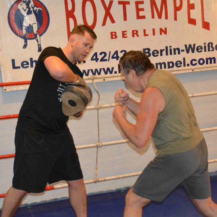 Personal Training mit Lukas Paszkowsky, beim Pratzen Training, linker Körperhaken, im Boxtempel Berlin.