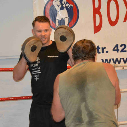 Personal Training mit Lukas Paszkowsky beim Pratzen Workout im Boxtempel Berlin