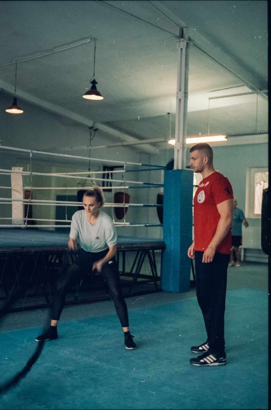 Fitnesstrainer Timi trainiert Schülerin im Boxtempel in Berlin.