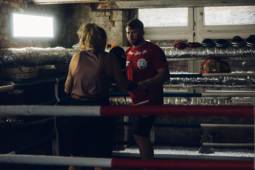 Personal Trainer Lukas Paszkowsky beim Pratzen Training bei Boxkultur in Berlin.