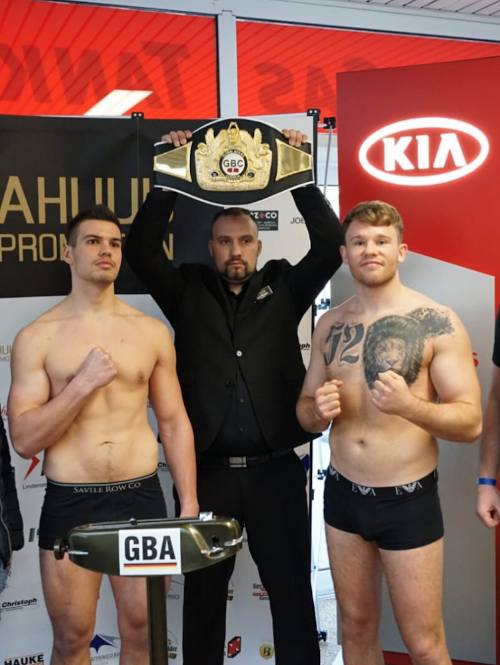 Lukas Paszykowsky beim offiziellen Wiegen vom Boxverband GBA.
