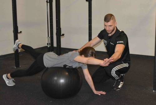 Personal Training mit Lukas-Paszkowsky. Fitness Training für die Balance im Boxtempel in Berlin.