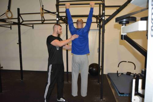 Personal Training mit Lukas Paszkowsky beim Fitness Training erklärt die Klimmzugtechnik im Boxtempel in Berlin.