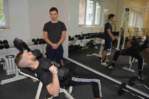 Personal Training mit Lukas Paszkowsky beim Fitnesstraining mit Kurzhantel auf der Schrägbank im Boxtempel in Berlin.