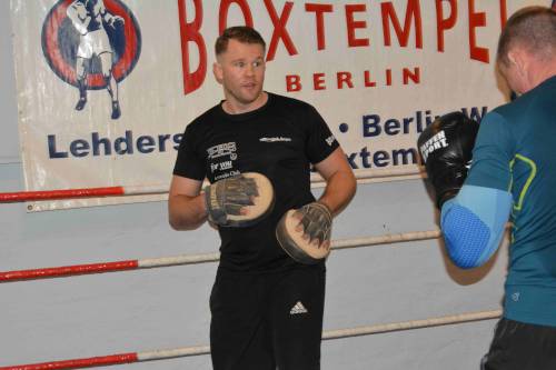 Personal Training mit Lukas Paszkowsky beim Pratzen Training im Boxtempel in Berlin.