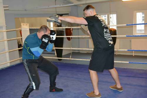 Personal Training mit Lukas Paszkowsky beim Pratzentraining mit Meidbewegungen im Boxtempel in Berlin.