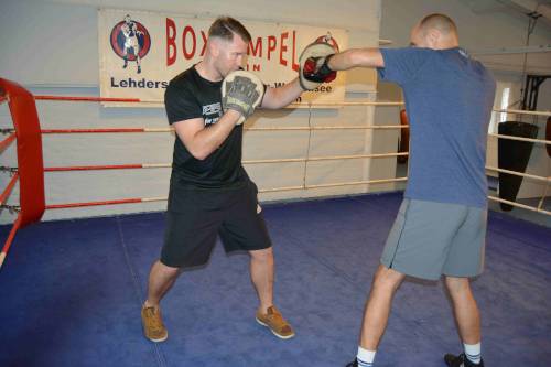 Personal Training mit Lukas Paszkowsky beim Pratzen Training, linker Haken, im Boxtempel in Berlin.