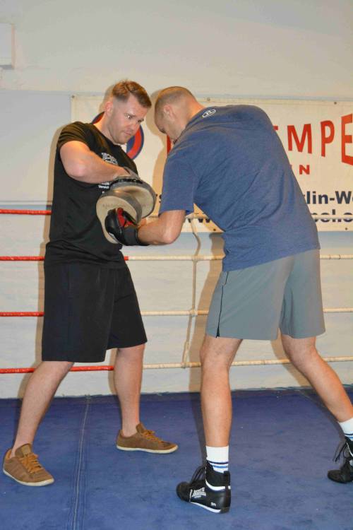 Personal Training mit Lukas Paszkowsky beim Pratzen Training, linker Aufwärtshaken, im Boxtempel in Berlin.