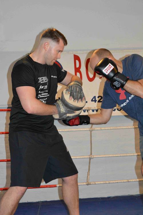 Personal Training mit Lukas Paszkowsky beim Pratzen Training, rechter Aufwärtshaken, im Boxtempel in Berlin.